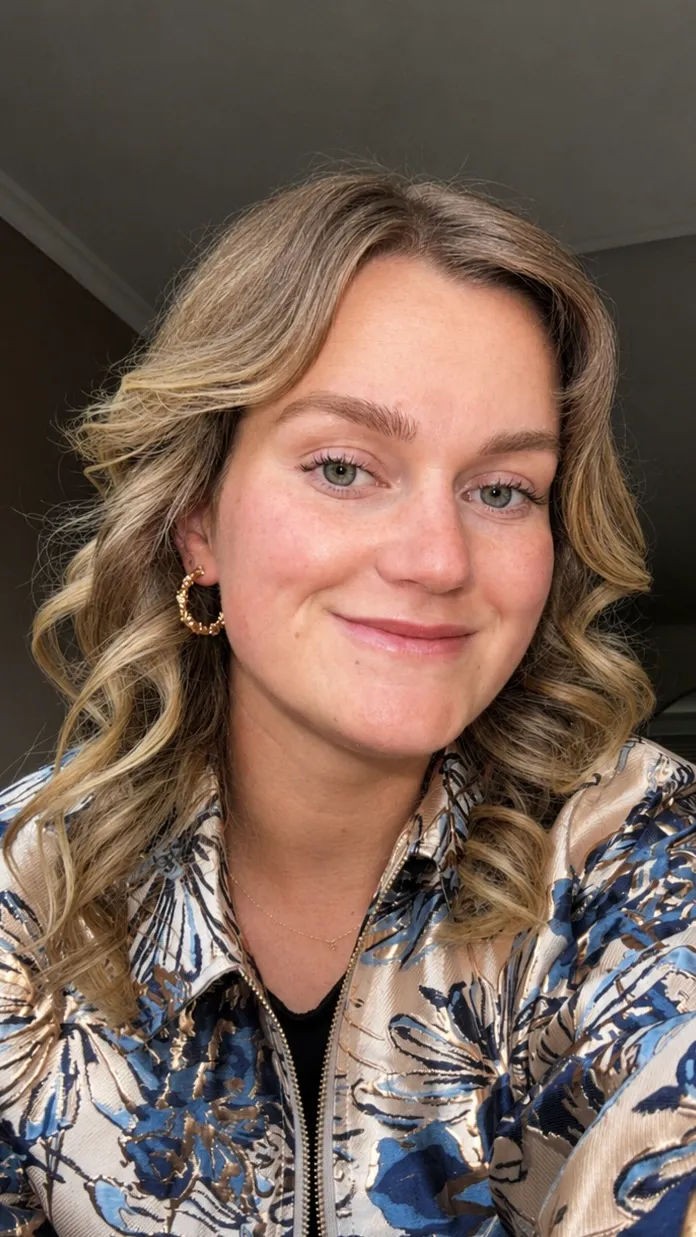 Portret van Frederique Frenken met een blauw-gouden jasje